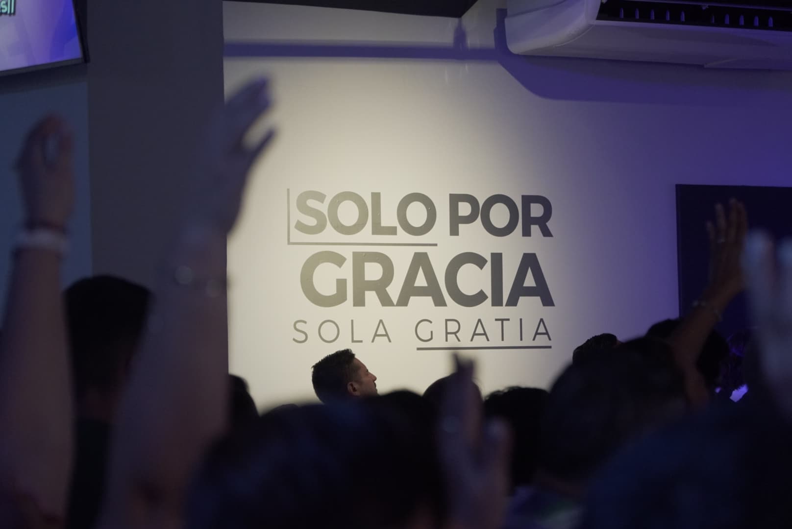 El muro de la iglesia con la frase Solo por gracia